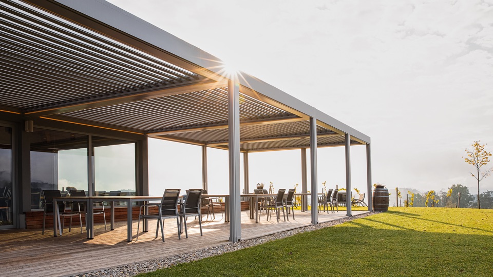 Freistehende Aluminiumpergola im Abendlicht — Ventur by HELLA
